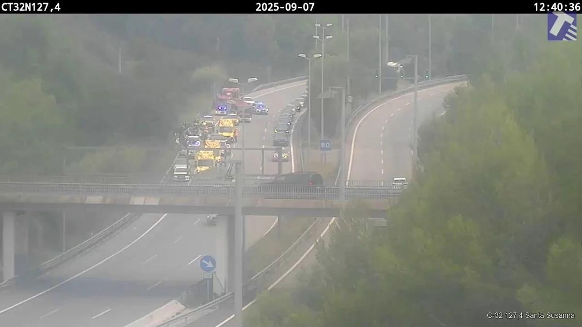 Dos heridos graves tras volcar un autocar con 60 turistas a bordo en Santa Susanna (Barcelona)