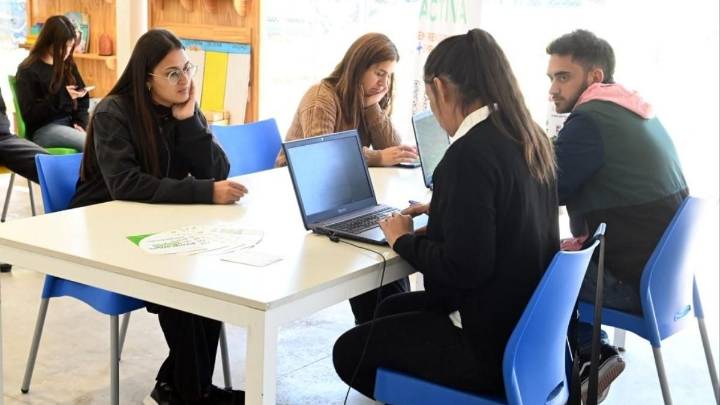 Ofrecen cursos gratuitos de seguridad, coaching y reparación de celulares