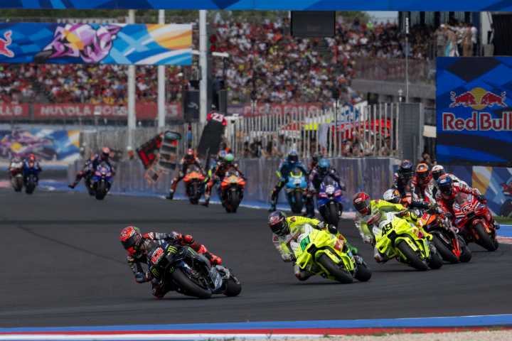 Marc Márquez derrota a Marco Bezzecchi con un duelazo en la pista de San Marino