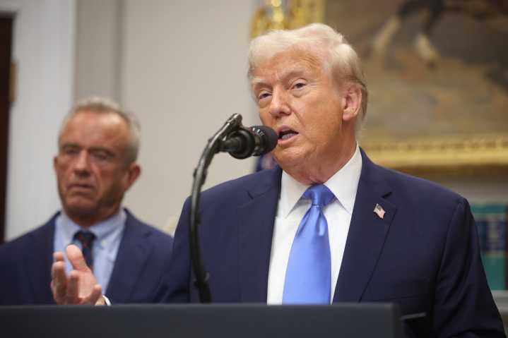 Trump limita uso de Tylenol y lo vincula como causante de autismo pese a críticas médicas