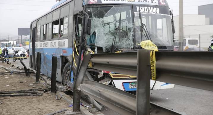 Bus de transporte público pierde el control y choca contra guardavía en Ate: Dos muertos y ocho heridos Impactantes imágenes de las cámaras de seguridad de la Vía de Evitamiento registraron el momento