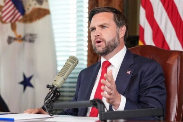 Conduce Vance podcast de Charlie Kirk; pide unidad nacional