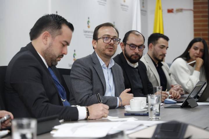 Superservicios y Minenergía fortalecen compromisos para el sector energético