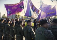 Seguidores de Milei se enfrentaron con manifestantes, en la previa del acto de cierre de campaña de LLA