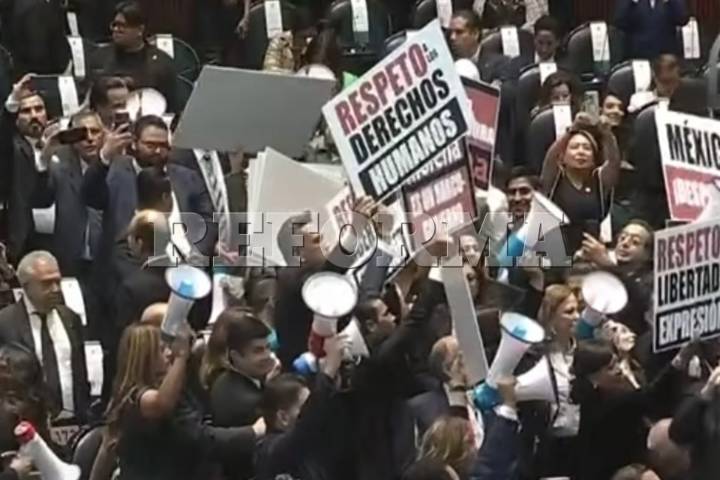 Paró PRI sesión casi  20 min. con sirenas  en megáfonos
