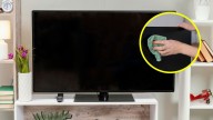 Ni con toallas de papel ni paños de cocina: El truco infalible para limpiar la pantalla de tu TV sin rayarla