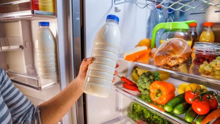 Cómo mantener la heladera sin olores con un método casero para que los alimentos duren más
