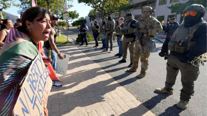 California Bill That Says Federal Officers Can’t Wear Facial Coverings Passes