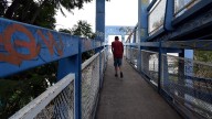 Puente peatonal de la Esfuerzo Obrero de Irapuato, peligroso por deterioro y oscuridad
