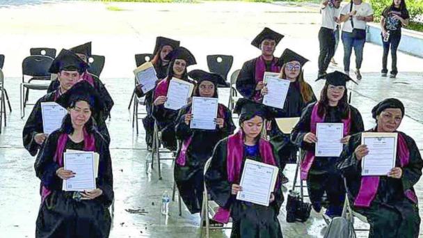 Celebran 44 aniversario con entrega de diplomas