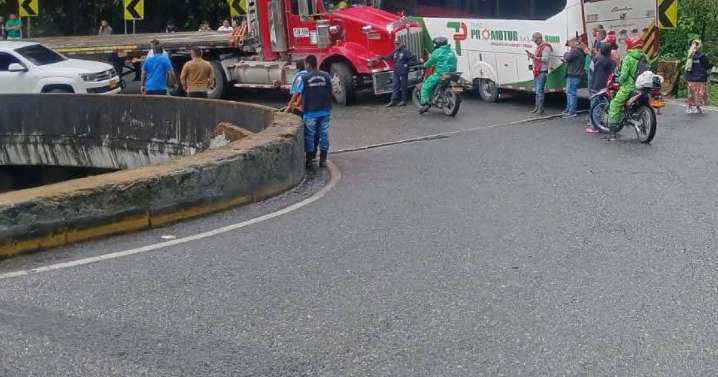 Un herido en choque de bus y tractomula en la vía Manizales