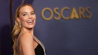 ¡Imágenes que impactan! Margot Robbie deslumbra con un atrevido look completamente al desnudo.