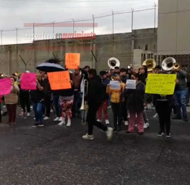 GRUPOS MUSICALES TOCARON SUS INSTRUMENTOS FUERA DEL PENAL DE SANTIAGUITO, EN APOYÓ A LOS MUSICOS DETENIDOS