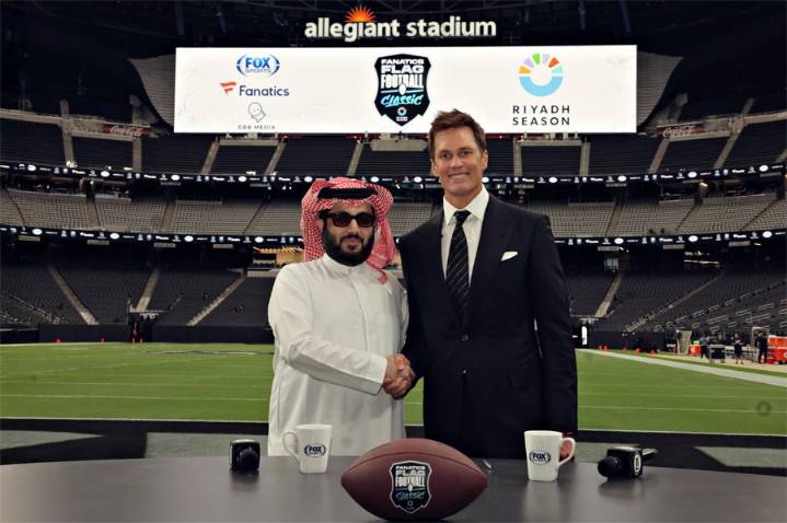 Tom Brady sale del retiro para jugar fútbol bandera en Arabia Saudí