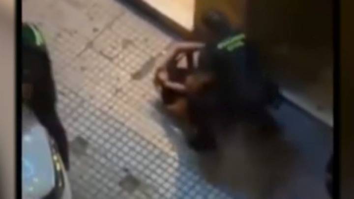 Las imágenes de la agresión de un guardia civil a una detenida en Oliva: "Cuando te digo que hagas las cosas las haces"
