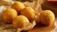 Bombas de papa con sobras de puré: la receta fácil y económica con 7 ingredientes