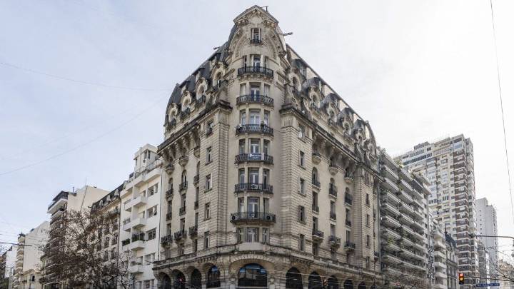 Ponen a la venta un departamento del edificio del Águila, famoso por la "chica del ascensor": historia y precio