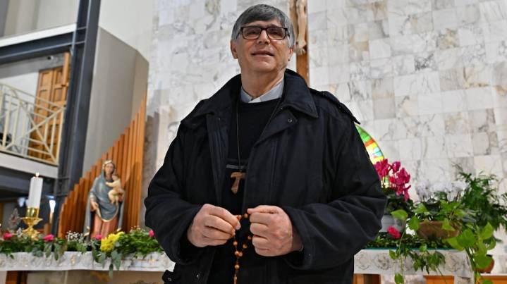 Amenaza mafiosa en plena misa: le entregaron una bala a un sacerdote que lucha contra el crimen organizado