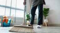 En pocos pasos, así tenés que lavar tu escoba para que quede como nueva y limpie tu casa mucho mejor