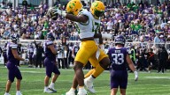 No. 4 Oregon cruises past Northwestern 34