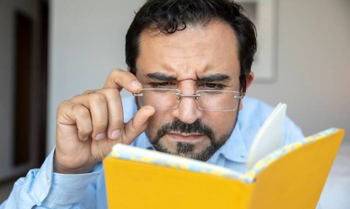 ¿Gran avance contra la presbicia? Gotas para los ojos pueden ayudar a las personas a dejar de usar gafas para leer