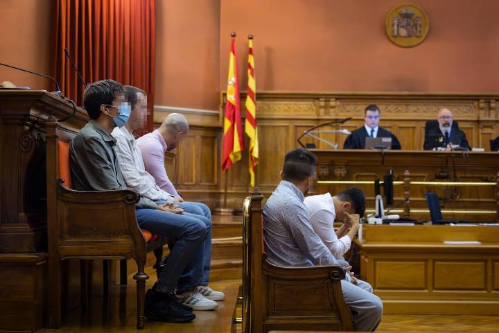 Los cinco miembros de la Manada de Castelldefels asumen su culpa y acuerdan penas de hasta ocho años y medio