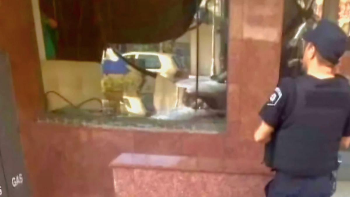 Neutralizaron a un hombre que se autoinfligió heridas cortantes en un edificio de bulevar Gálvez al 1800