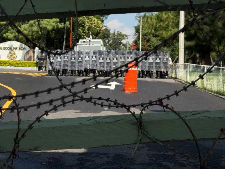 Padres y madres de los 43 protestan en Campo Militar; exigen entrega de 800 expedientes