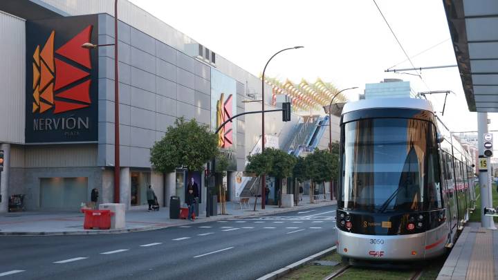 El tranvía arrolla a un hombre frente al Nervión Plaza de Sevilla