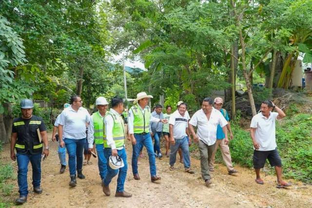 Inicia pavimentación en el Barrio La Mina, Santa María Huatulco