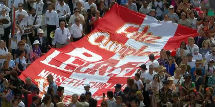 Cumpleaños del papa León XIV: Peruanos llevan gran banderola al Vaticano por su onomástico número 70
