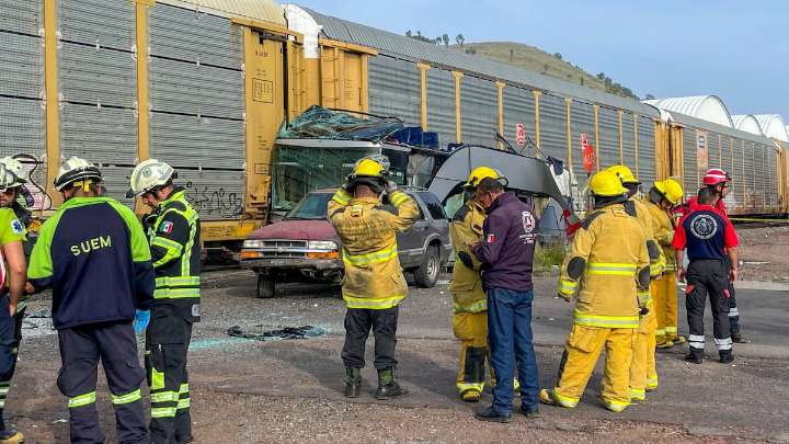 Un tren arrolla a un bus y deja 10 muertos y 45 heridos en el Estado de México: “Mi sobrina está en la lista de hospitales pero allí no está”