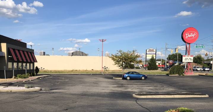 Five months after launch, Dolly's restaurant chain struggles to fill the shoes of its Big Boy rival, Frisch's