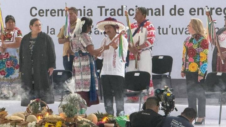 Reciben nuevos ministros de la Suprema Corte bastón de mando de grupos indígenas