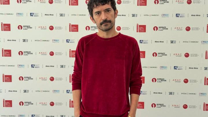 Gabriel Azorín debuta en Venecia desmontando la masculinidad: "Los hombres pasamos mucho tiempo juntos, pero no nos decimos lo que realmente nos importa o nos da miedo"