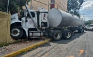 Pipa se queda sin frenos y se impacta contra vivienda en Iztapalapa; no se reportan personas heridas de gravedad