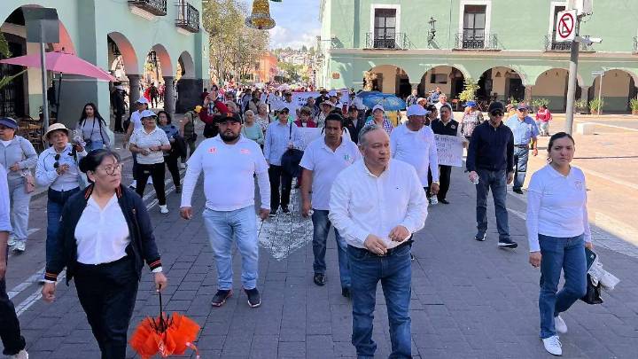 Maestros jubilados marchan y bloquean calles del Centro Histórico de Tlaxcala; exigen aumento de bono