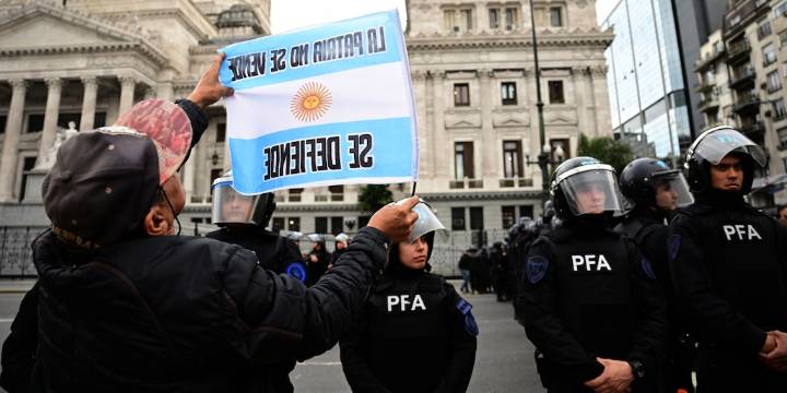 Casación impulsa la causa contra el policía acusado de arrojar gas pimienta a una menor durante una protesta