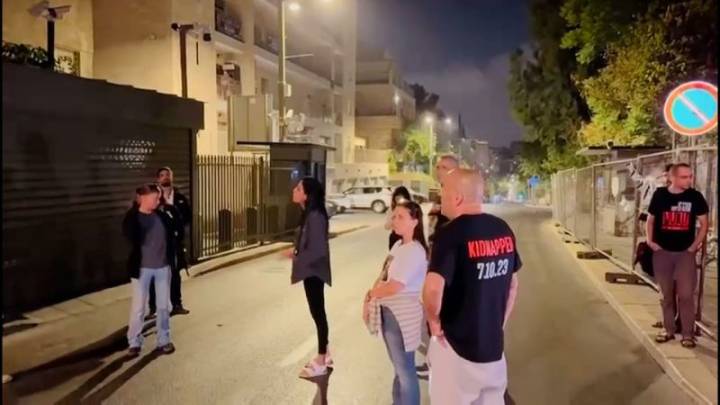 "Sal y dime cómo me mentiste": el grito de una madre de un rehén israelí frente a la residencia de Netanyahu