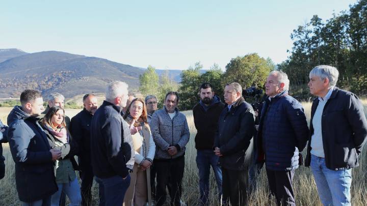 Visita el ministro Planas a una explotación ganadera afectada por los incendios en Tremor