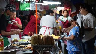 ¡Pa’ chuparse los dedos! disfrutan de la noche mexicana en la zona centro de Saltillo