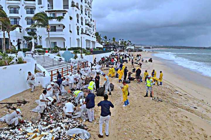 Limpieza de la playa El Médano, en Cabo San Lucas; continuarán con las labores, señalan 