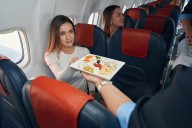 Aprende cómo alimentarte bien antes y durante un viaje en avión