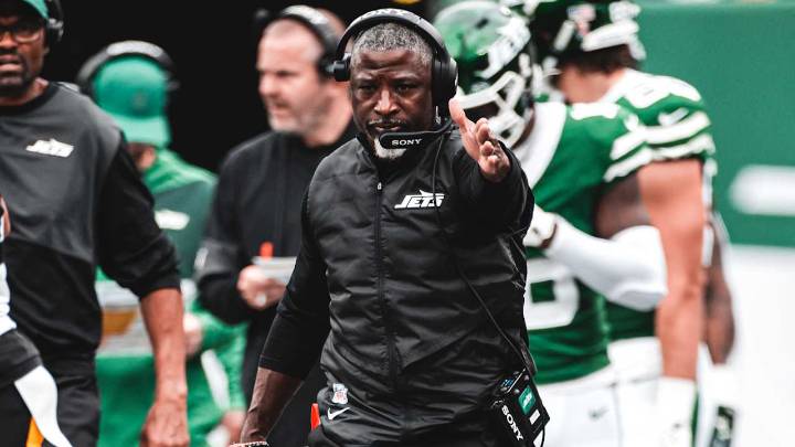 Aaron Glenn Saw Positives in 1st Game as Jets HC but Also Things That 'Have Got to Be Fixed'