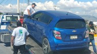 Automovilista choca patrulla y luego agrede a oficiales de tránsito en bulevar Fundadores, Saltillo