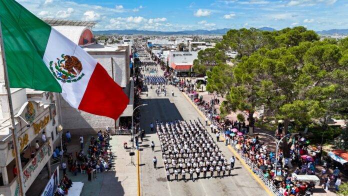 Secundarias y militares protagonizan desfile por la Independencia, en Cuauhtémoc