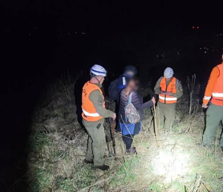 Carabineros rescata a 2 excursionistas extraviados en cima del cerro Mackay