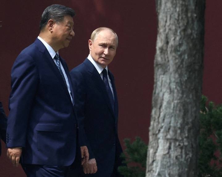 Un ex primer ministro italiano vio a Putin en China y dijo que quedó “impactado” por su estado: “Parecía Berlusconi al final”