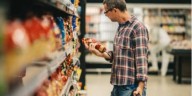 Confianza del consumidor cae en agosto, aunque sigue por encima de 2024 