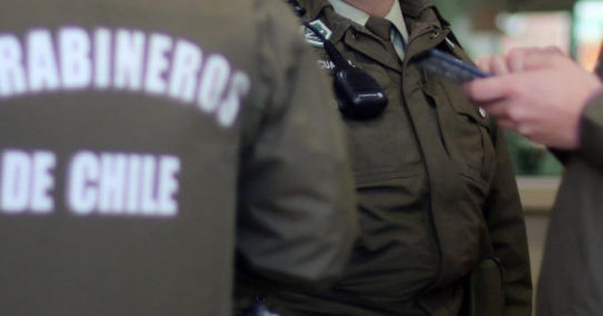 Falsos carabineros irrumpen en departamento del centro de Santiago simulando allanamiento y roban más de 150 celulares